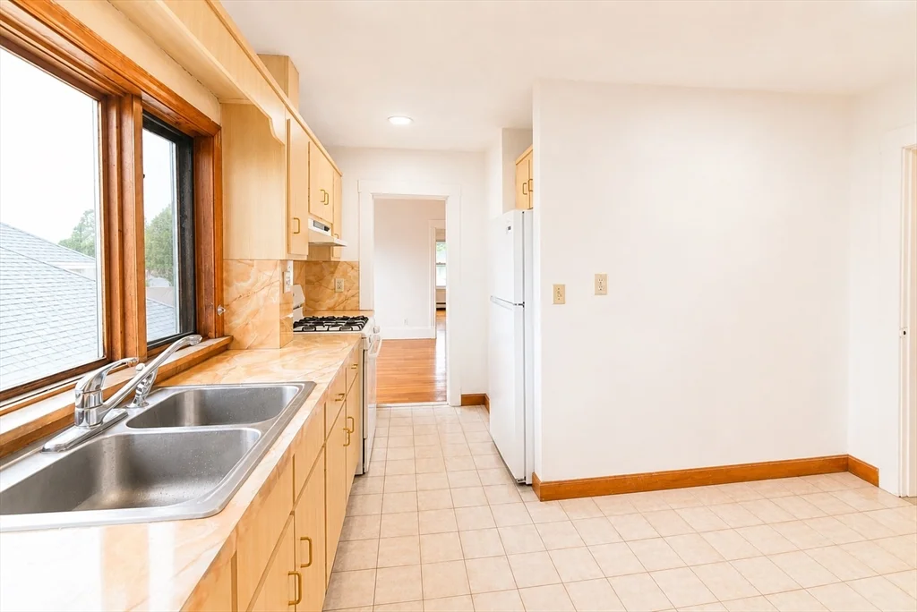 4 bed, 1 bath apartment for rent at 53 Sycamore St Unit 2, Glendale — photo 10 of 11