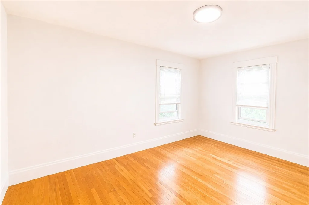4 bed, 1 bath apartment for rent at 53 Sycamore St Unit 2, Glendale — photo 3 of 11