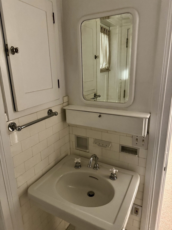 Studio bed, 1 bath apartment for rent at 53 William St Unit 4, WPI — photo 5 of 5