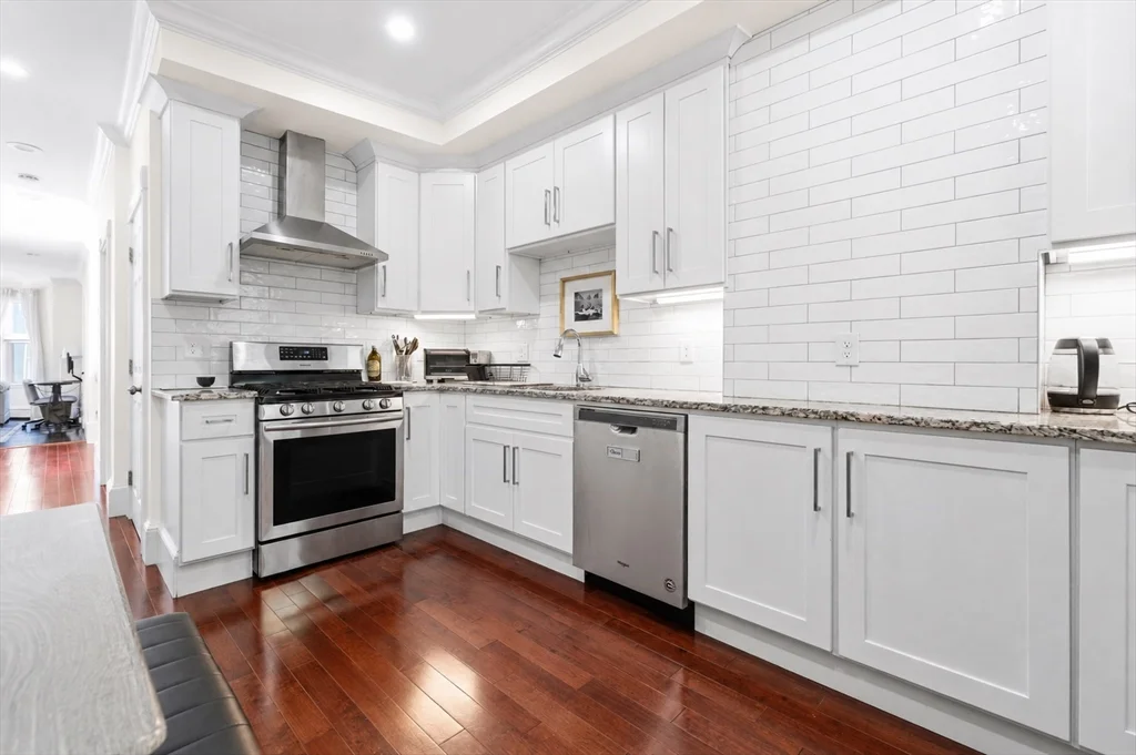 3 bed, 1 bath apartment for rent at 530-532 E Sixth St Unit 3, South Boston — photo 1 of 14