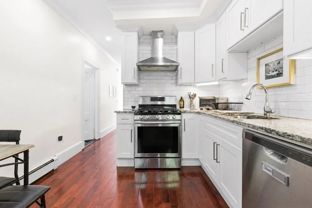 3 bed, 1 bath apartment for rent at 530-532 E Sixth St Unit 3, South Boston — photo 2 of 14