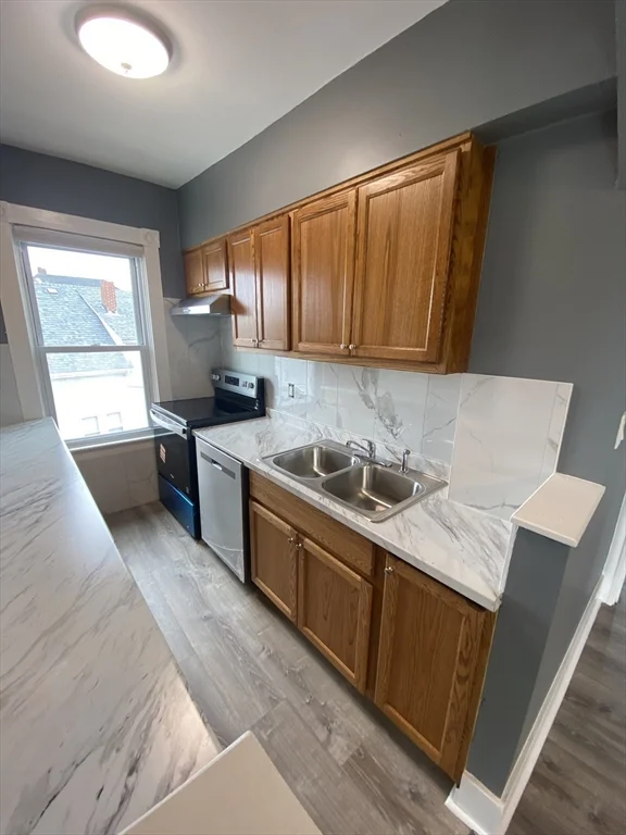 3 bed, 1 bath apartment for rent at 530 Bolton St Unit 3, West — photo 3 of 18