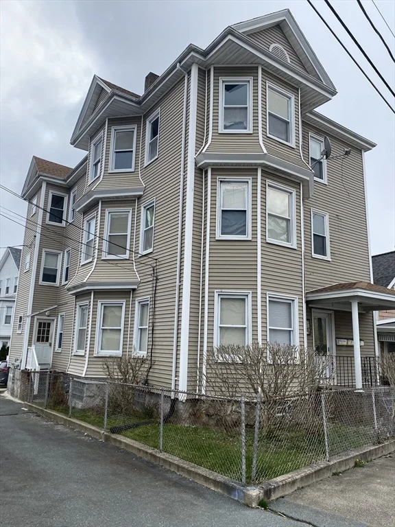 3 bed, 1 bath apartment for rent at 530 Bolton St Unit 3, West — photo 1 of 18