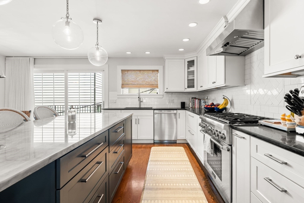 3 bed, 2 bath apartment for rent at 530 E 3rd St Unit 2, South Boston — photo 3 of 29