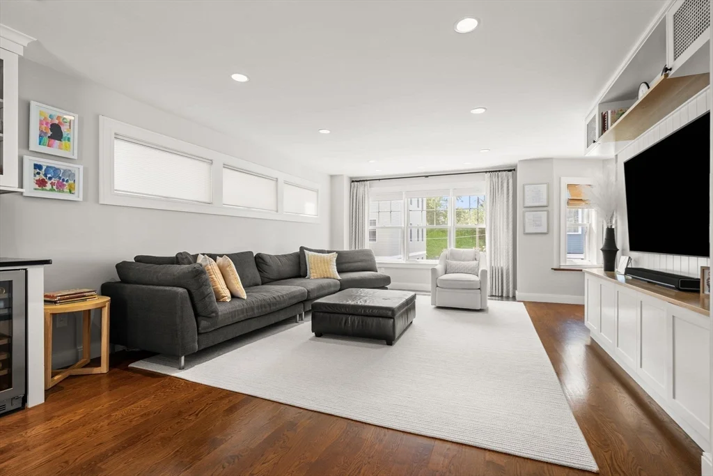 3 bed, 2 bath apartment for rent at 530 E 3rd St Unit PH, South Boston — photo 4 of 23