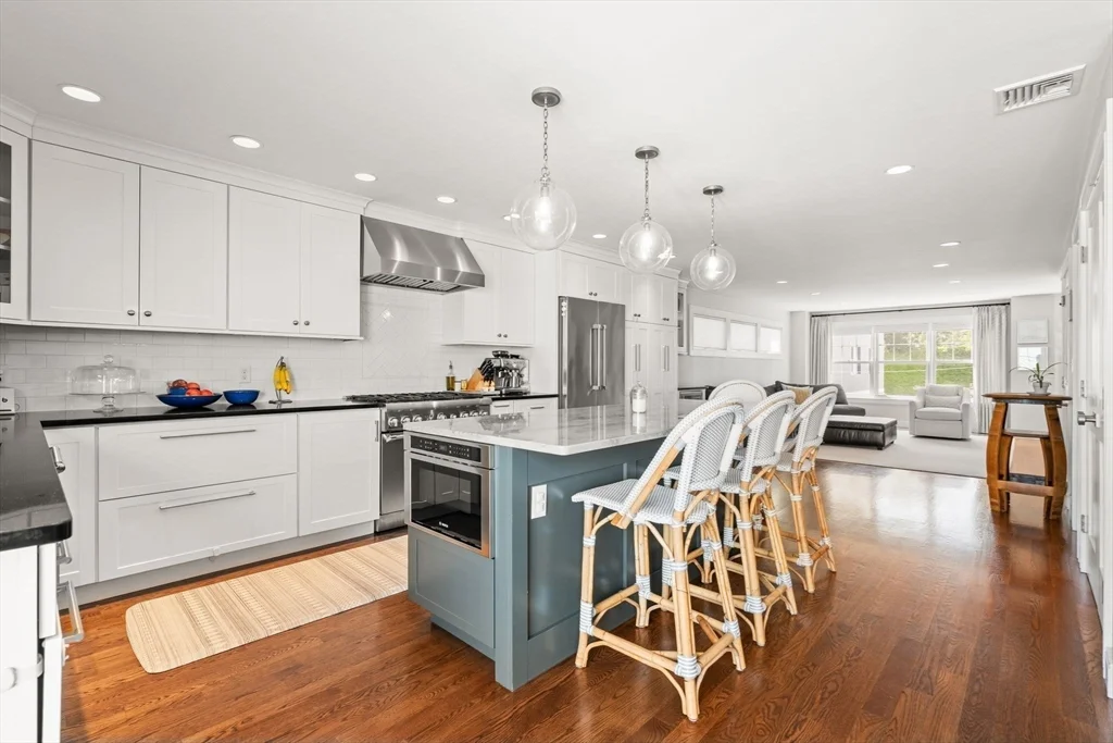 3 bed, 2 bath apartment for rent at 530 E 3rd St Unit PH, South Boston — photo 3 of 23