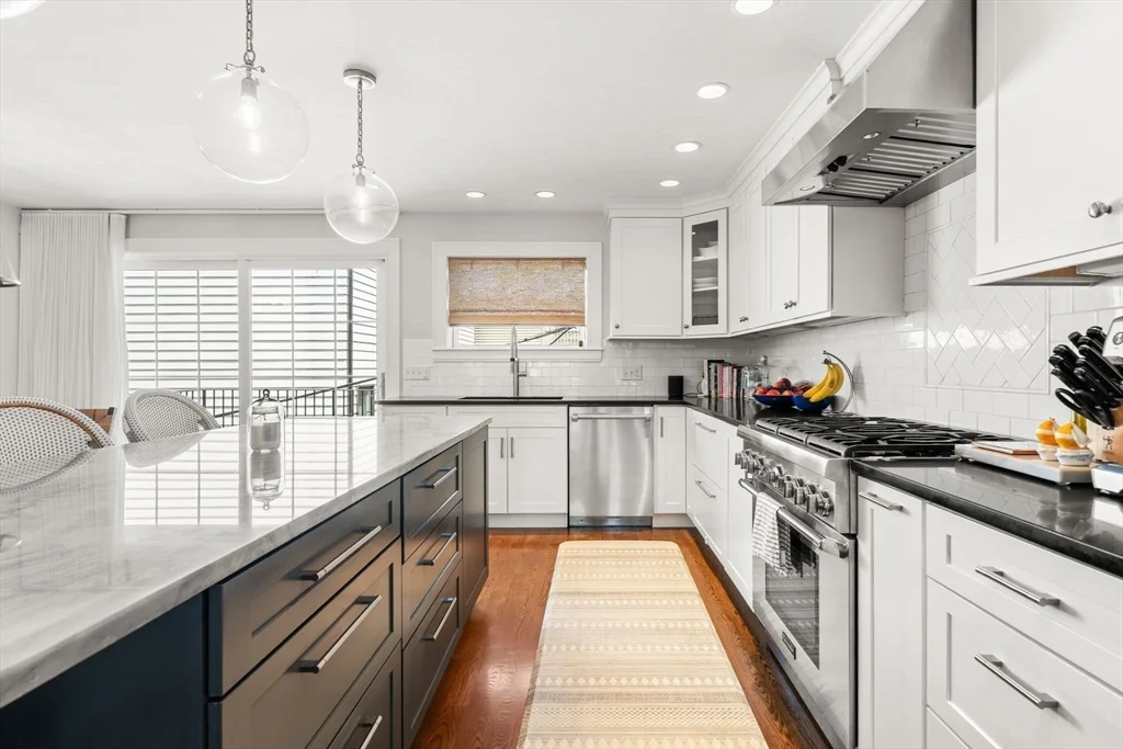 3 bed, 2 bath apartment for rent at 530 E 3rd St Unit PH, South Boston — photo 2 of 23