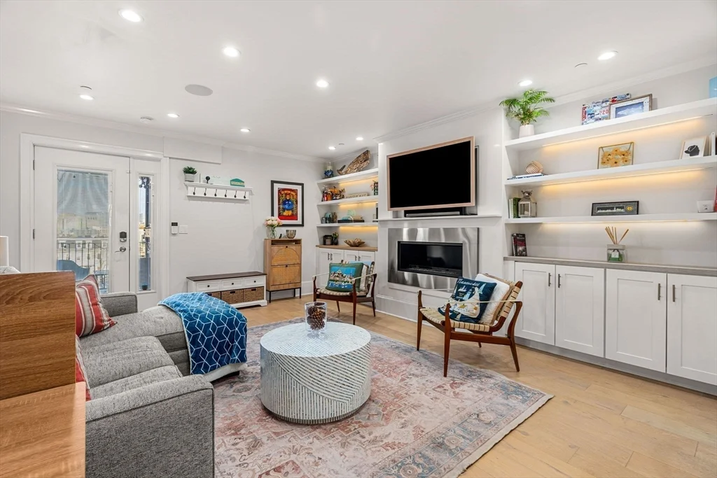 3 bed, 3 bath apartment for rent at 530 East Broadway Unit 1, South Boston — photo 3 of 24