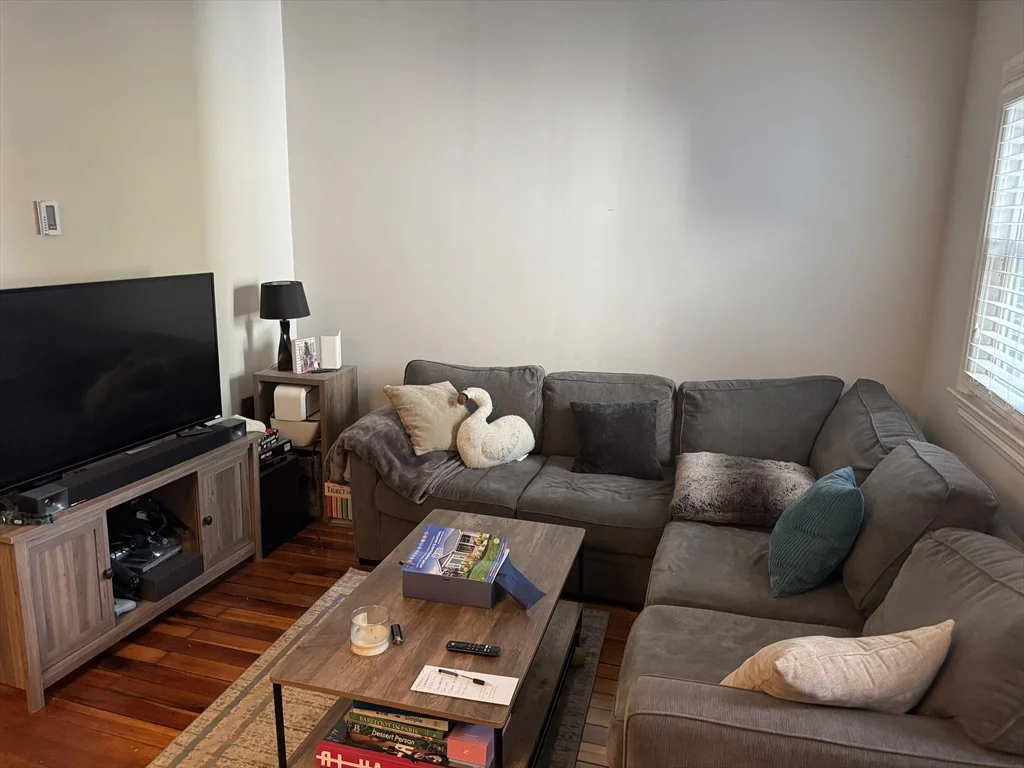 1 bed, 1 bath apartment for rent at 532 East 5th Unit 2, South Boston — photo 1 of 8