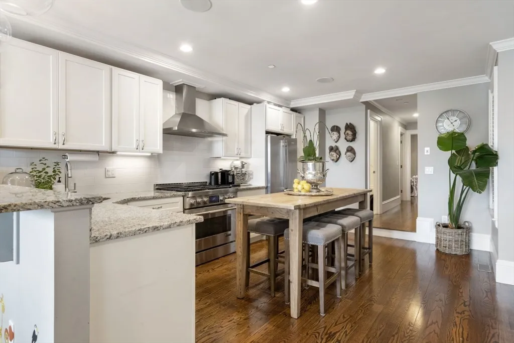 3 bed, 3 bath apartment for rent at 532 East Broadway Unit 1, South Boston — photo 4 of 22