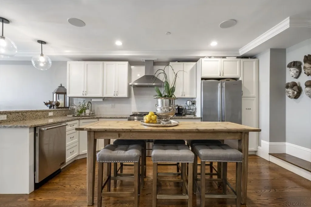 3 bed, 3 bath apartment for rent at 532 East Broadway Unit 1, South Boston — photo 6 of 22