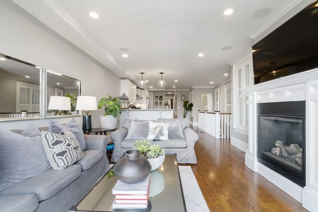 3 bed, 3 bath apartment for rent at 532 East Broadway Unit 1, South Boston — photo 3 of 22