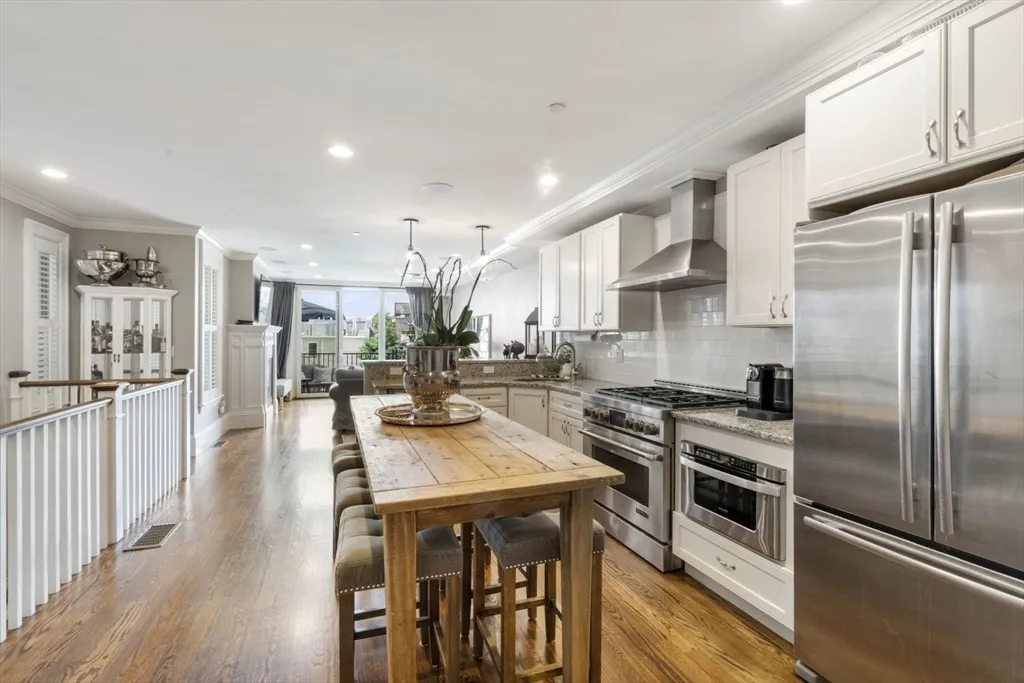 3 bed, 3 bath apartment for rent at 532 East Broadway Unit 1, South Boston — photo 5 of 22