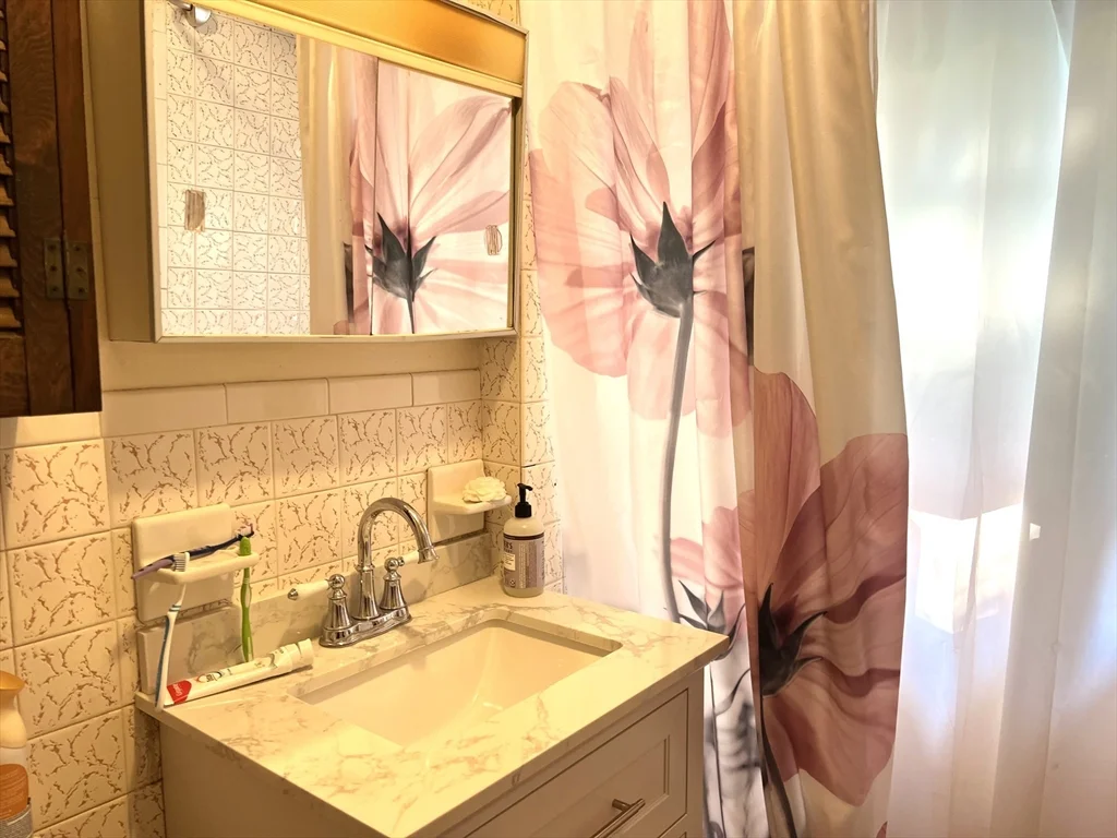 4 bed, 1 bath apartment for rent at 533-535 Main St Unit 533, Stoneham — photo 8 of 9