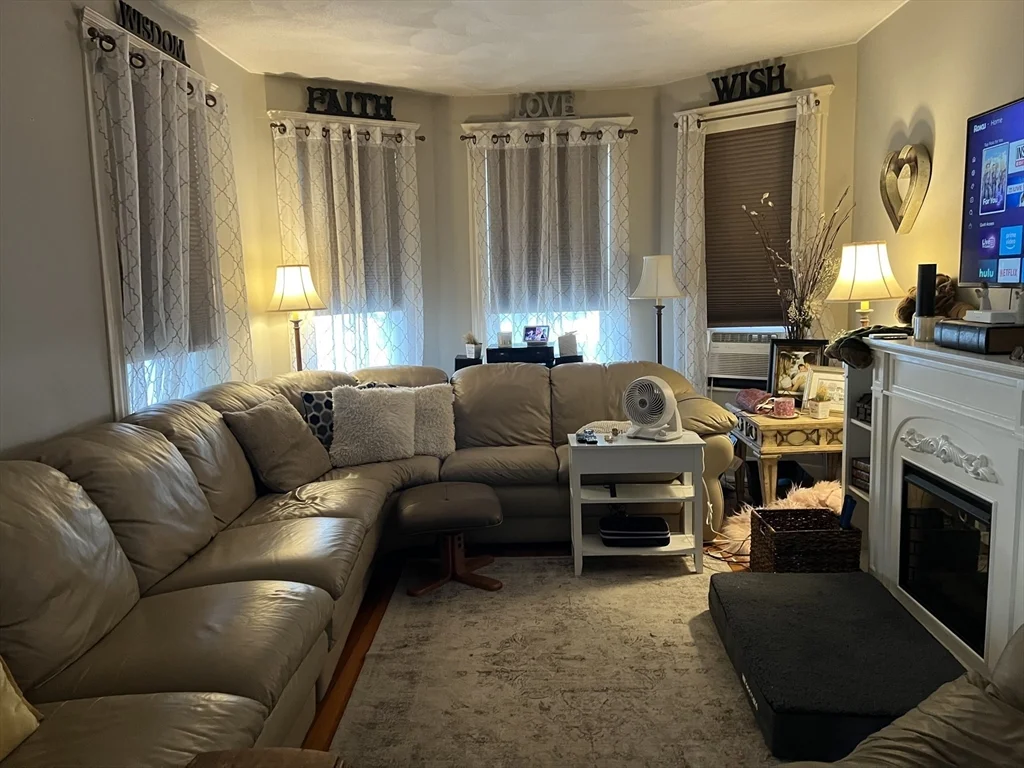 4 bed, 1 bath apartment for rent at 533-535 Main St Unit 533, Stoneham — photo 2 of 9