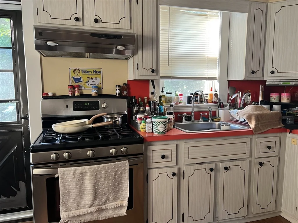 4 bed, 1 bath apartment for rent at 533-535 Main St Unit 533, Stoneham — photo 3 of 9