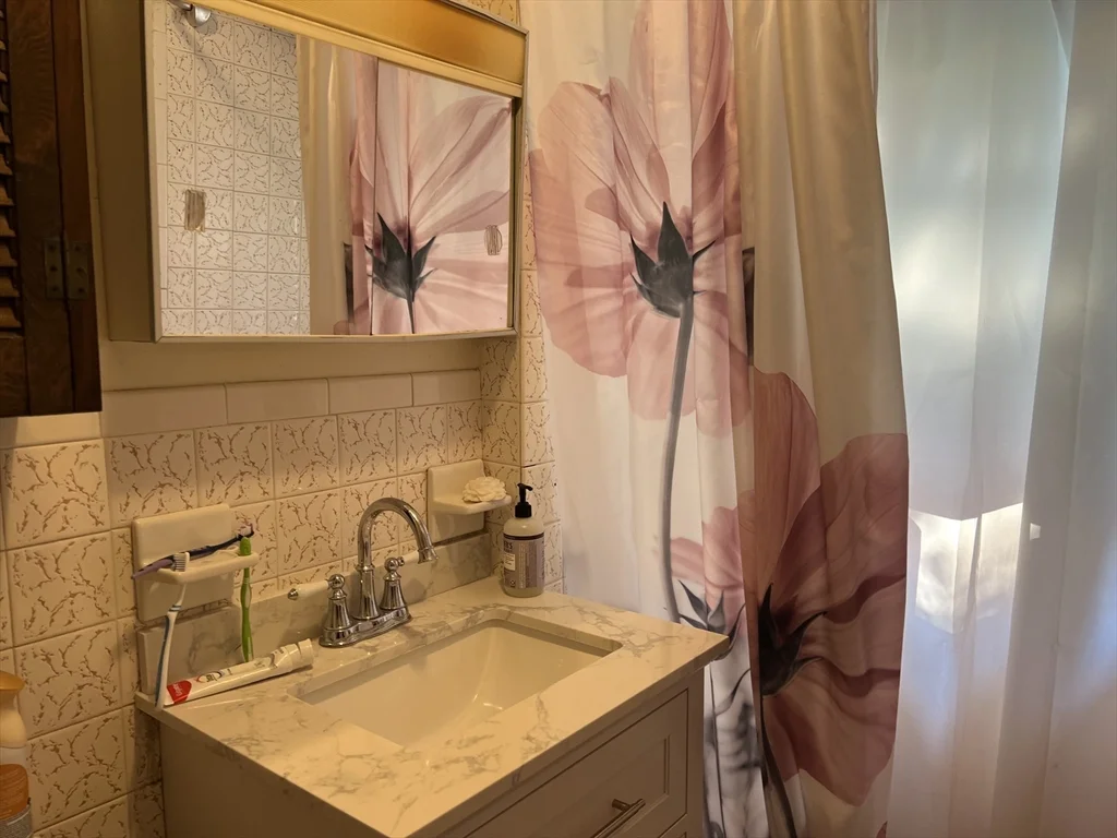 4 bed, 1 bath apartment for rent at 533-535 Main St Unit 533, Stoneham — photo 5 of 9