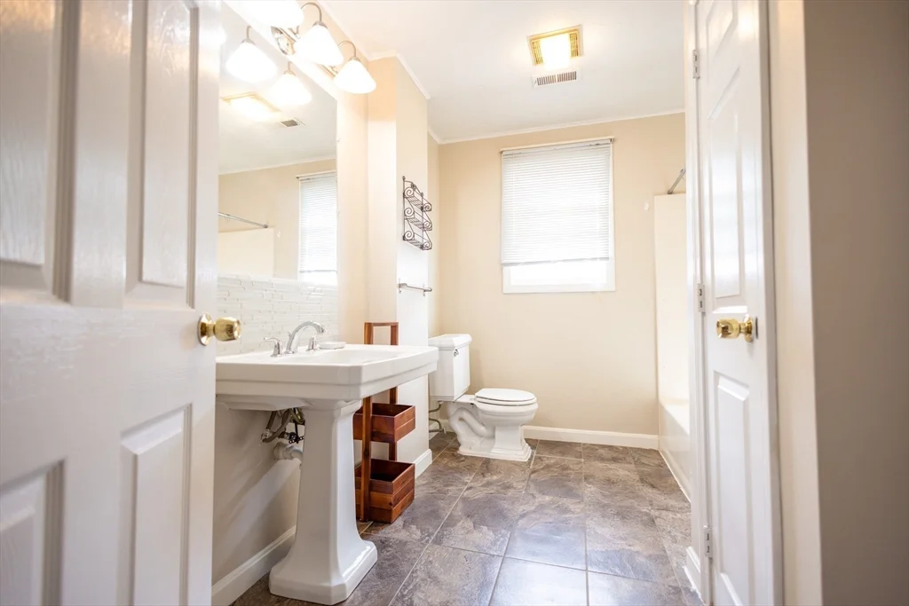 3 bed, 1 bath apartment for rent at 5337-B Washington St Unit B, West Roxbury — photo 14 of 40