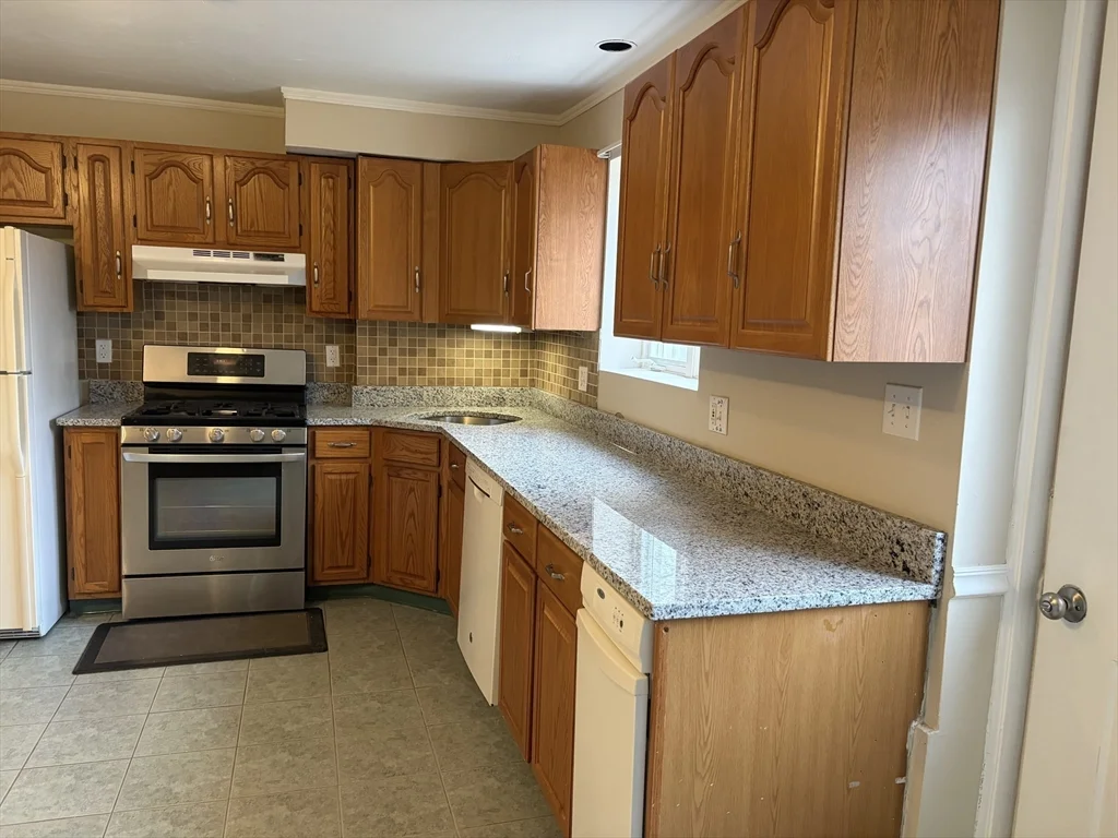 3 bed, 1 bath apartment for rent at 5337-B Washington St Unit B, West Roxbury — photo 5 of 40