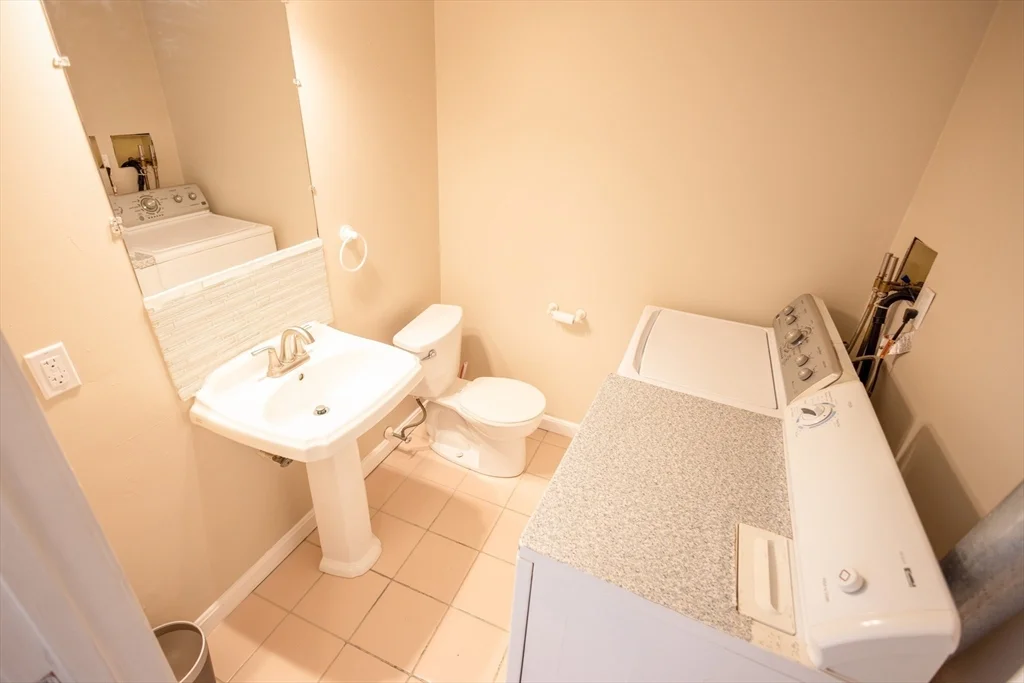 3 bed, 1 bath apartment for rent at 5337-B Washington St Unit B, West Roxbury — photo 8 of 40