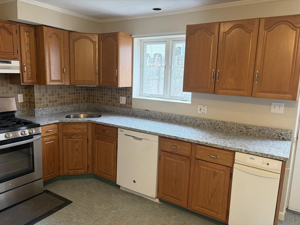 3 bed, 1 bath apartment for rent at 5337-B Washington St Unit B, West Roxbury — photo 6 of 40