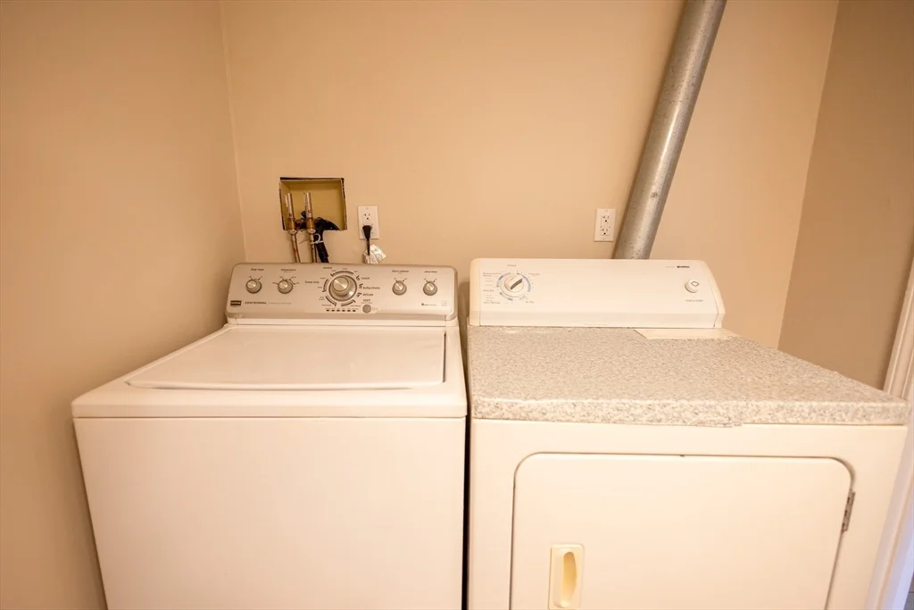 3 bed, 1 bath apartment for rent at 5337-B Washington St Unit B, West Roxbury — photo 9 of 40
