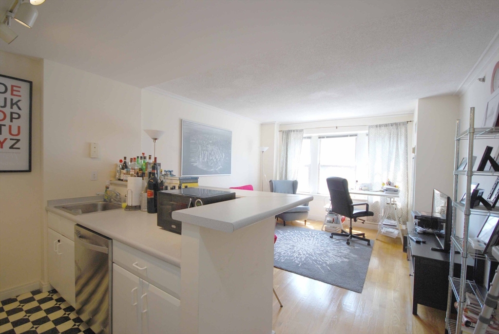 1 bed, 1 bath apartment for rent at 534 Beacon St Unit 403, Back Bay — photo 3 of 5