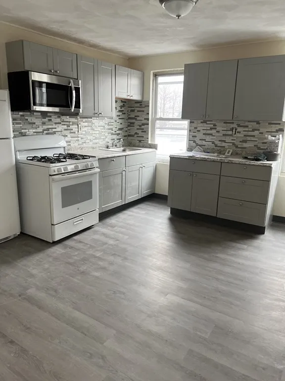4 bed, 1 bath apartment for rent at 534 Revere St Unit 2, Revere — photo 3 of 7