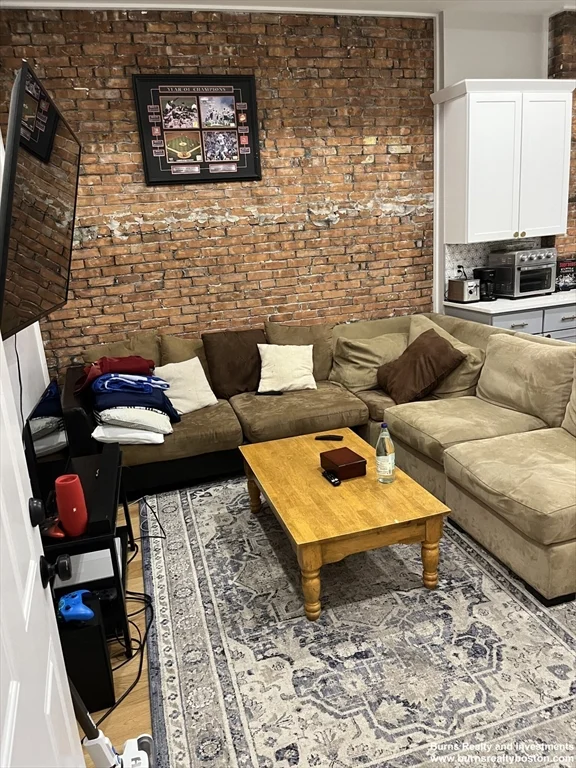 4 bed, 1 bath apartment for rent at 536 E Broadway Unit 1, South Boston — photo 4 of 20