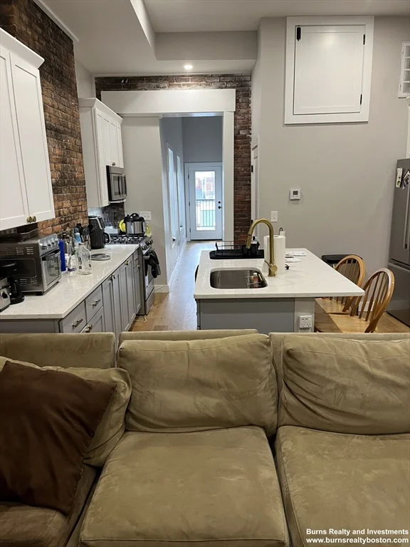 4 bed, 1 bath apartment for rent at 536 E Broadway Unit 1, South Boston — photo 2 of 20