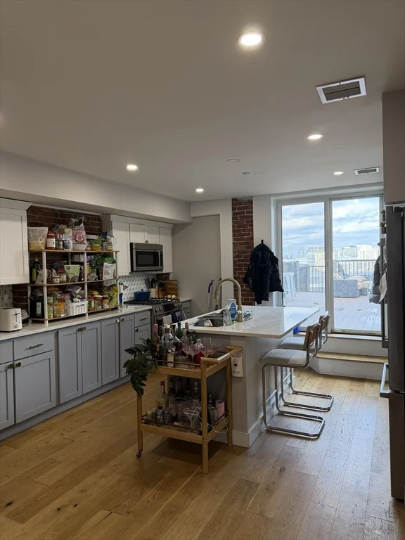 5 bed, 2 bath apartment for rent at 536 E Broadway Unit 3, South Boston — photo 2 of 23
