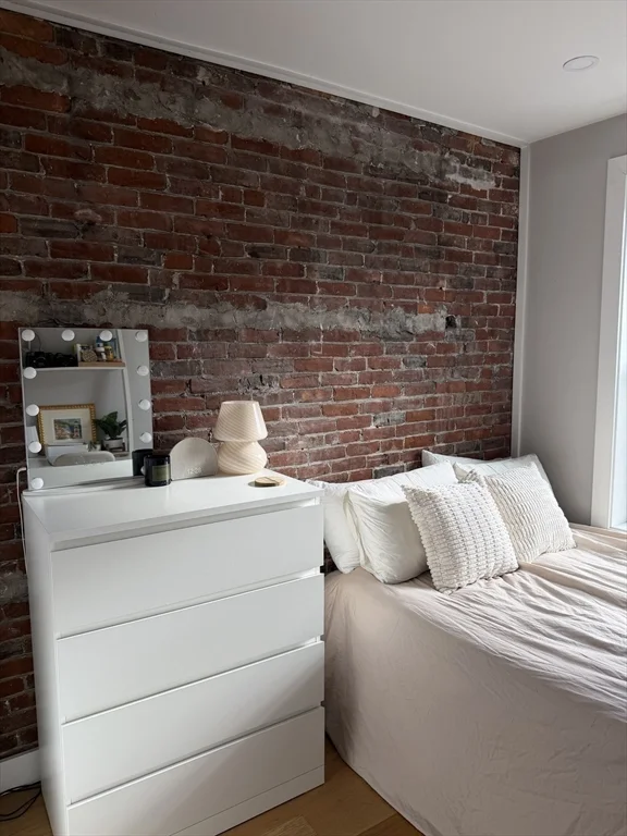 5 bed, 2 bath apartment for rent at 536 E Broadway Unit 3, South Boston — photo 4 of 23