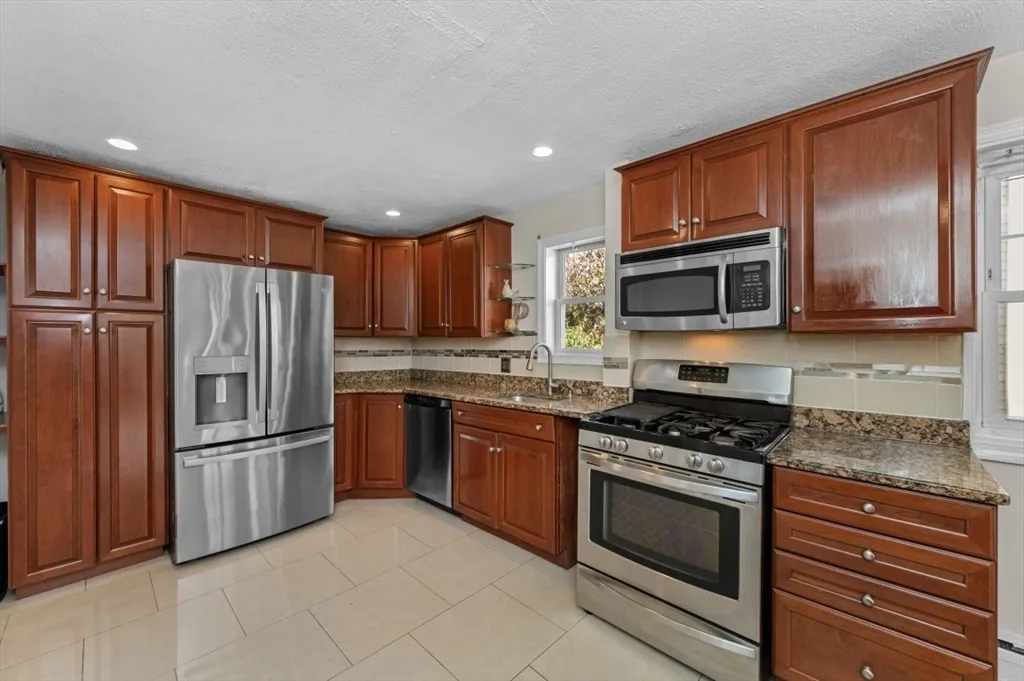3 bed, 1 bath apartment for rent at 537 Park Ave, Revere — photo 7 of 16