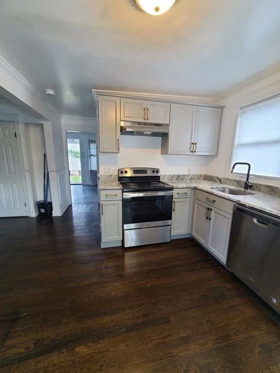 3 bed, 1 bath apartment for rent at 537 S 2nd St, New Bedford — photo 3 of 15