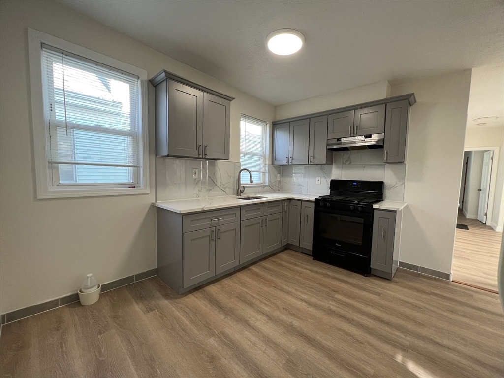 3 bed, 1 bath apartment for rent at 539 Washington St Unit 2, Quincy — photo 2 of 12