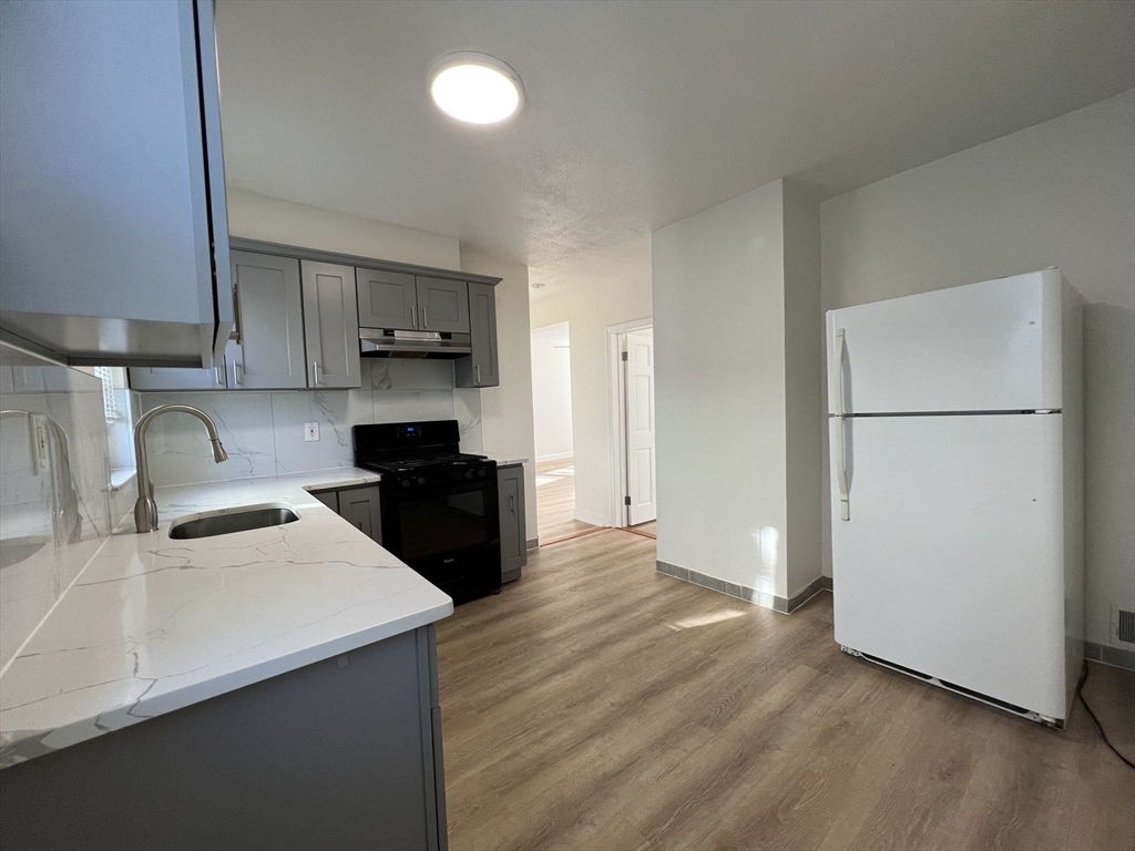 3 bed, 1 bath apartment for rent at 539 Washington St Unit 2, Quincy — photo 3 of 12