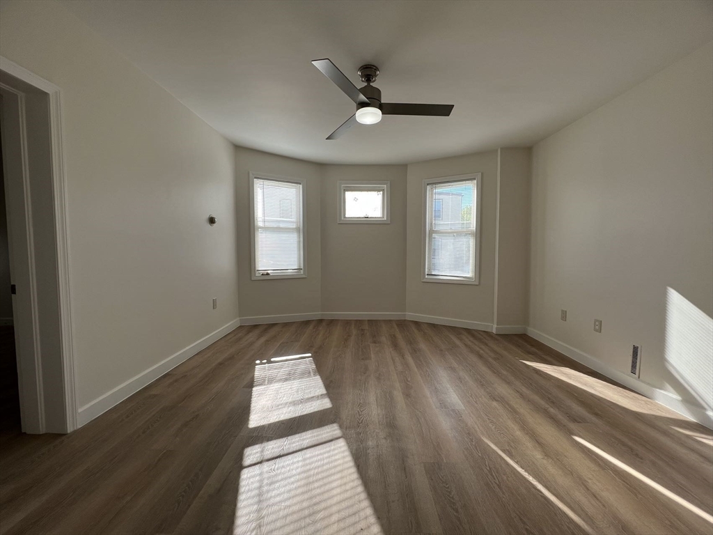 3 bed, 1 bath apartment for rent at 539 Washington St Unit 2, Quincy — photo 4 of 12