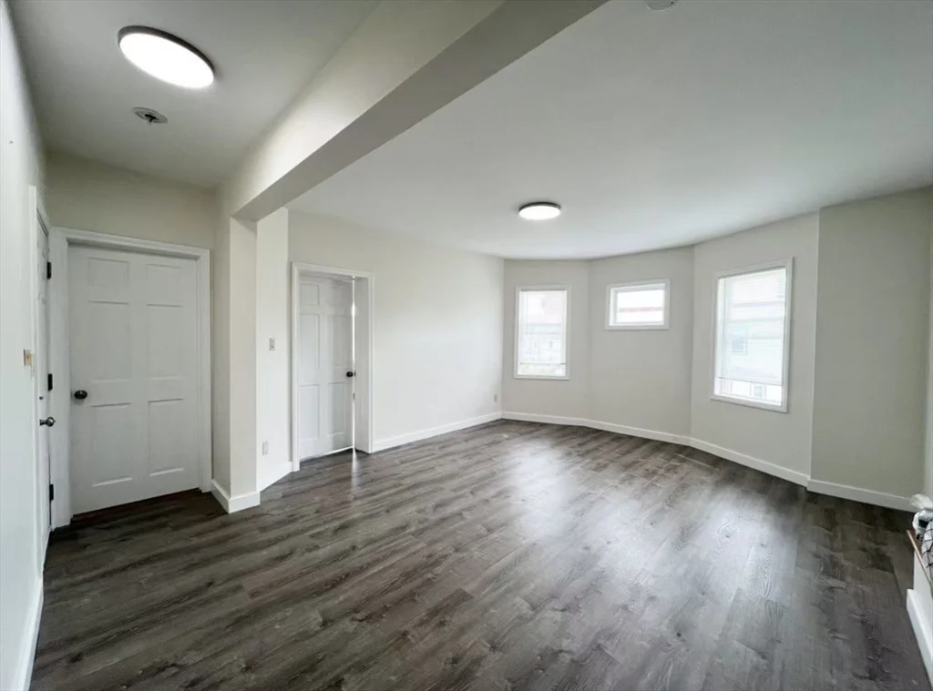 3 bed, 1 bath apartment for rent at 539 Washington St Unit 3, Quincy — photo 4 of 11