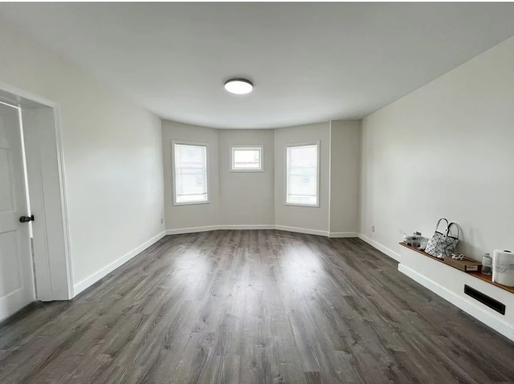 3 bed, 1 bath apartment for rent at 539 Washington St Unit 3, Quincy — photo 5 of 11