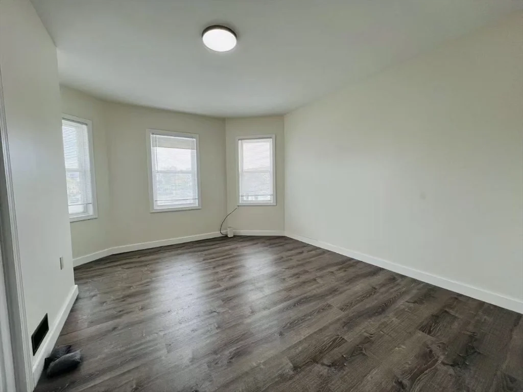 3 bed, 1 bath apartment for rent at 539 Washington St Unit 3, Quincy — photo 6 of 11