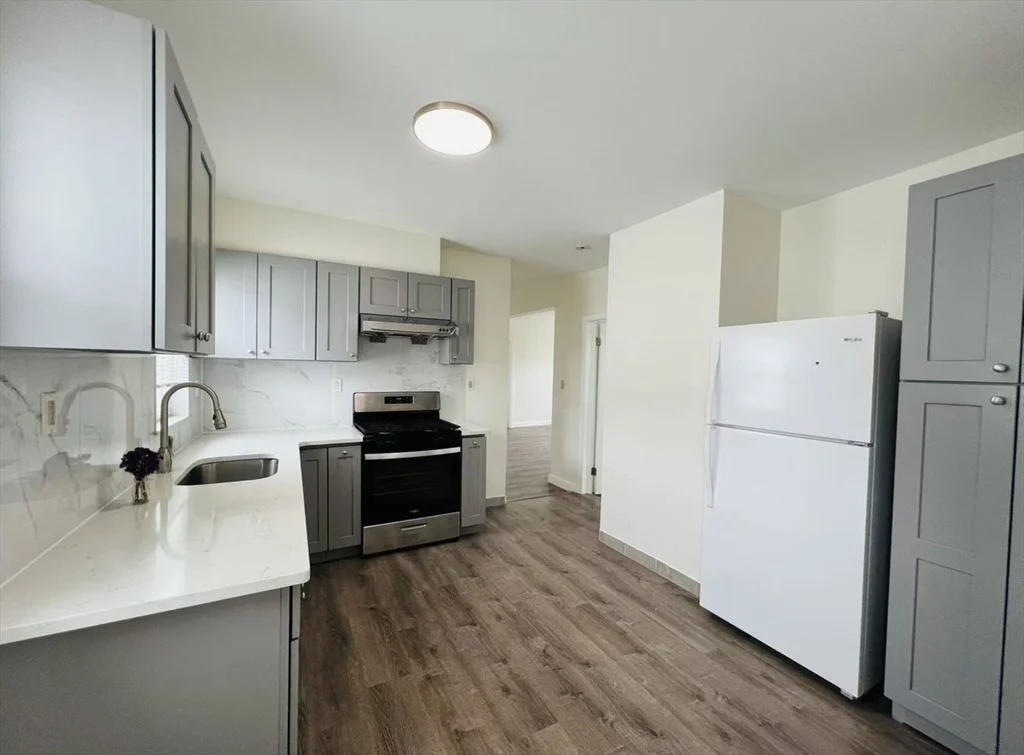 3 bed, 1 bath apartment for rent at 539 Washington St Unit 3, Quincy — photo 3 of 11
