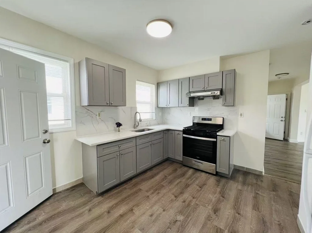 3 bed, 1 bath apartment for rent at 539 Washington St Unit 3, Quincy — photo 2 of 11