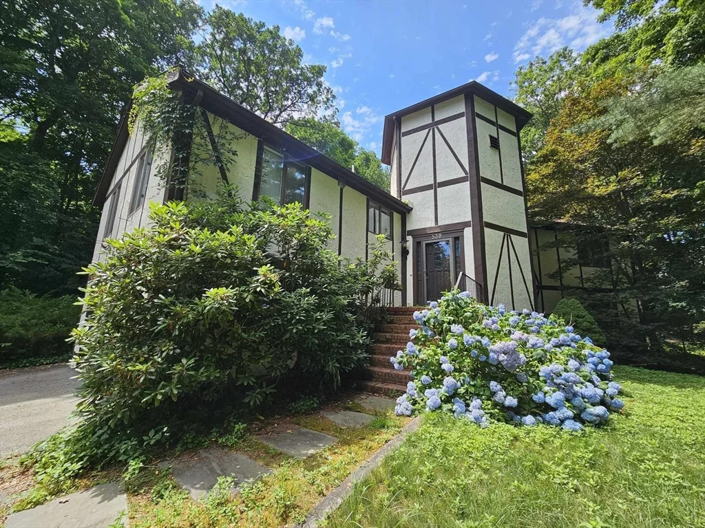 5 bed, 3 bath apartment for rent at 539 Worcester St Unit 539, Wellesley — photo 1 of 42