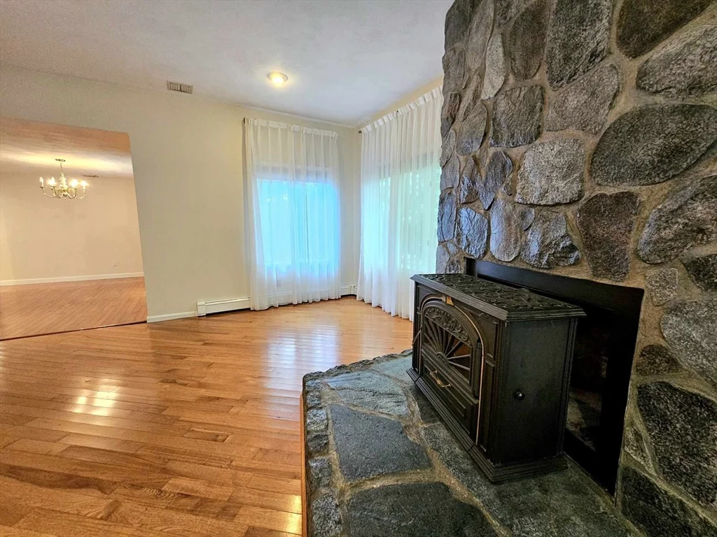 5 bed, 3 bath apartment for rent at 539 Worcester St Unit 539, Wellesley — photo 5 of 42