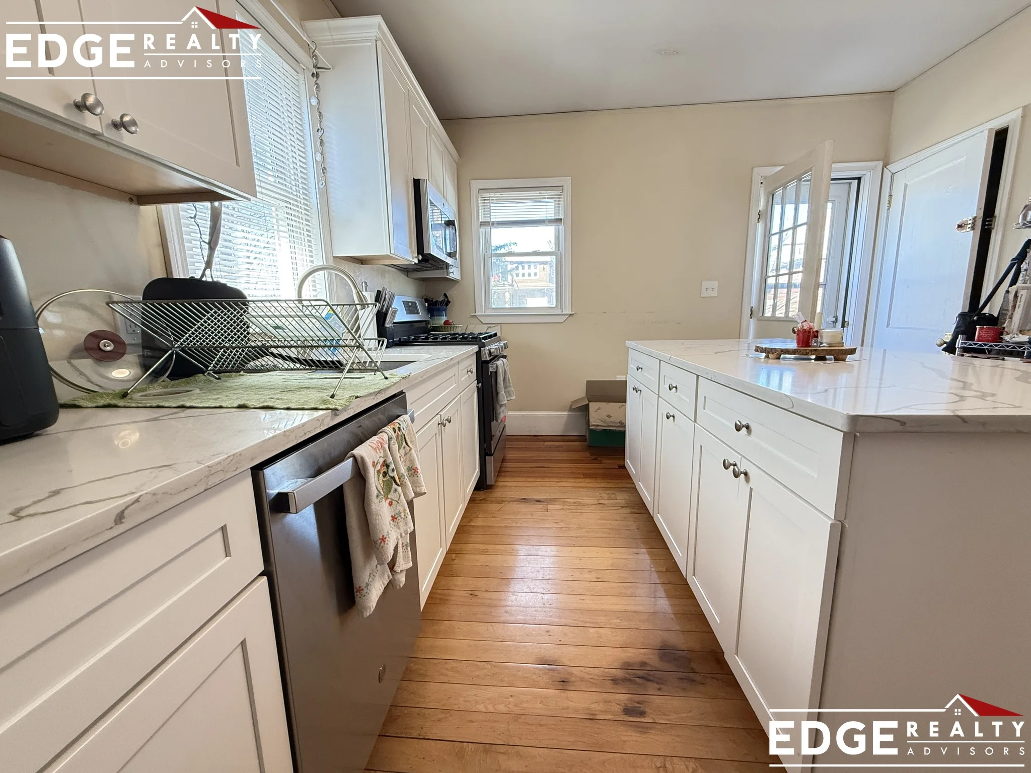 3 bed, 1 bath apartment for rent at 54 Atkins St Unit 2, Oak Square — photo 4 of 9
