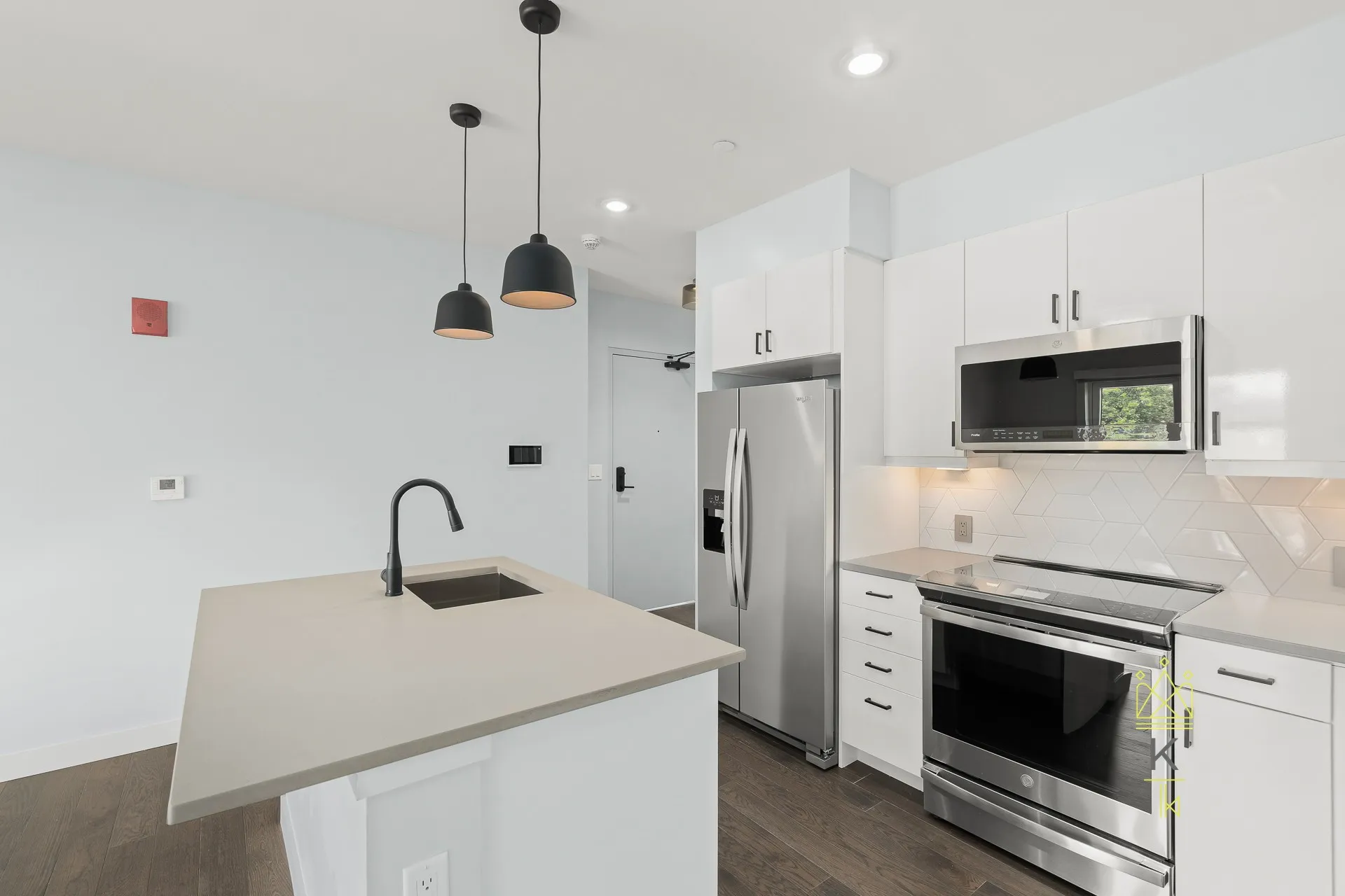 2 bed, 2 bath apartment for rent at 54 Auburn St Unit 400, Coolidge Corner — photo 2 of 16