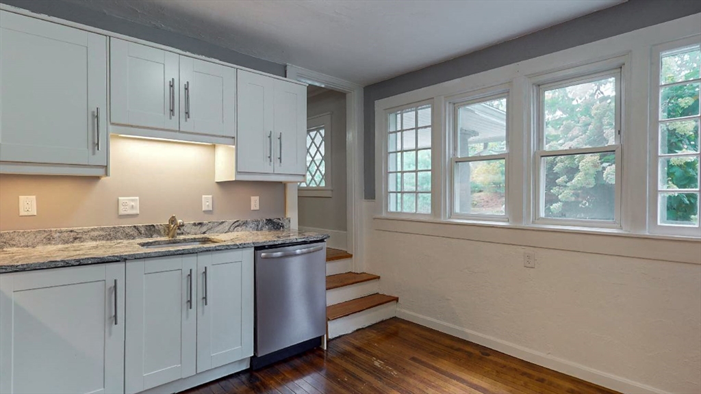 5 bed, 1 bath apartment for rent at 54 Beeching St Unit Left, Worcester — photo 3 of 26