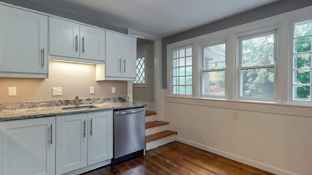 4 bed, 1 bath apartment for rent at 54 Beeching St Unit Left, Worcester — photo 3 of 26