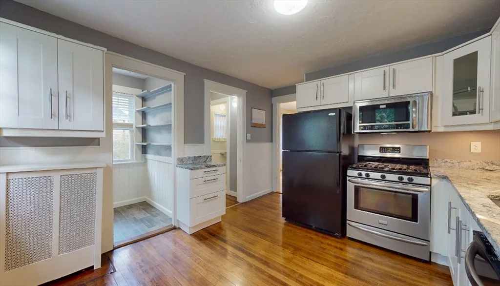 4 bed, 1 bath apartment for rent at 54 Beeching St Unit Left, Worcester — photo 4 of 26