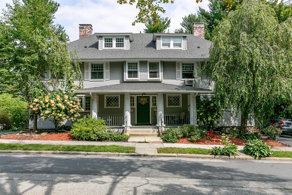 5 bed, 1 bath apartment for rent at 54 Beeching St Unit Left, Worcester — photo 1 of 26